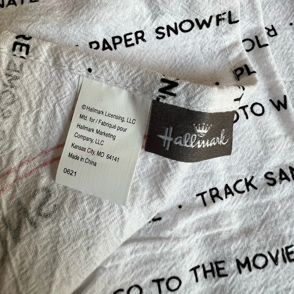 🎅🏼HALLMARK: One size Santa Christmas traditions theme hand towel, NWOT.